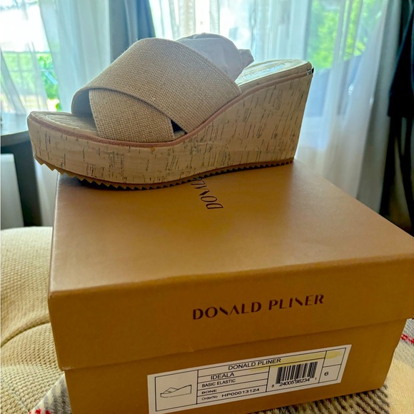 New in box Donald pliner women’s wedge shoe size 6 - Picture 4 of 5